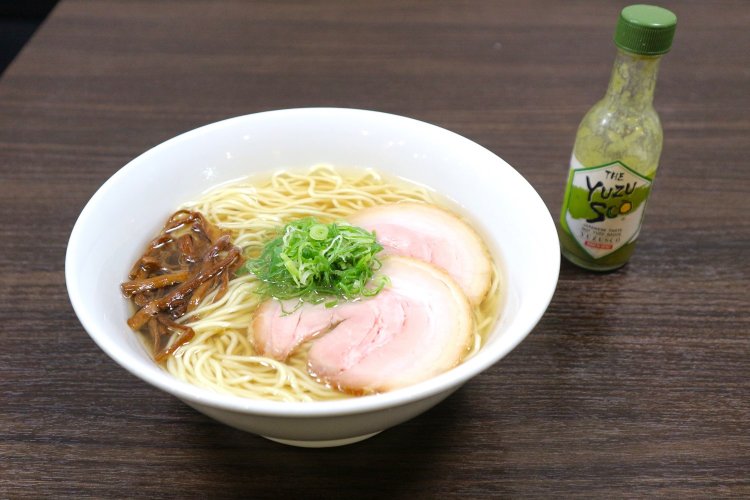 塩におすすめの味変アイテムがYUZUSCO（ゆずすこ）。爽やかな味わいにチェンジする。