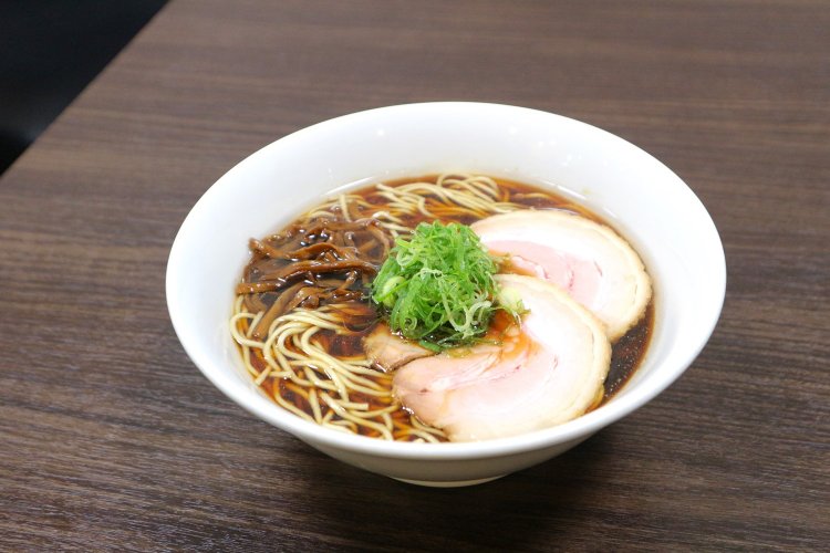 もうひとつの看板メニュー、醤油ラーメン780円は一度食べたらハマる人が続出！