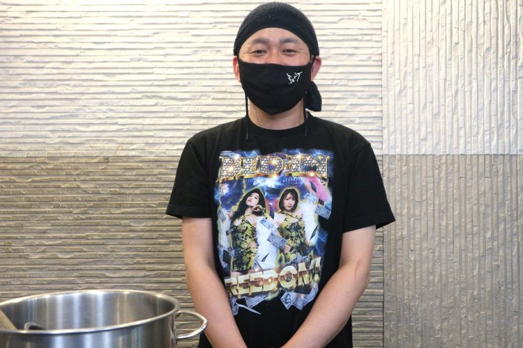 柔和な人柄で親しみやすい『かしわぎ』2代目店主の佐々木洋平さん。