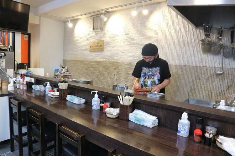 カウンター席は、ラーメンができあがる様子を間近で眺められる。