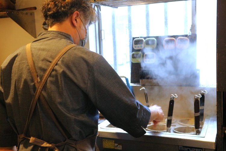 厨房には常に複数のストップウォッチを用意し、時間の無駄を徹底して省いている。