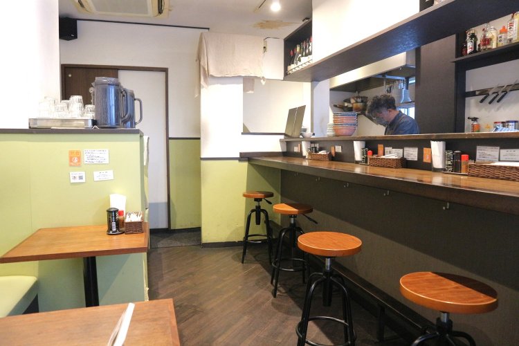 店内はカウンター席、テーブル席あわせて10席ほどのコンパクトな空間。