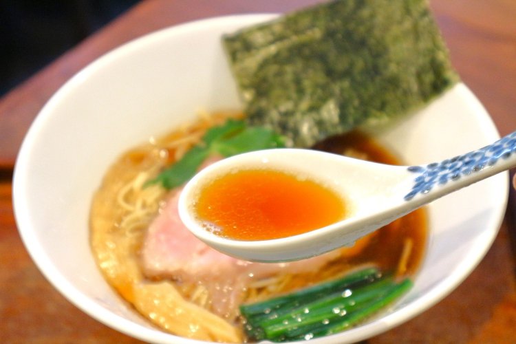 心地よいキレを感じる計算し尽くされたスープ。