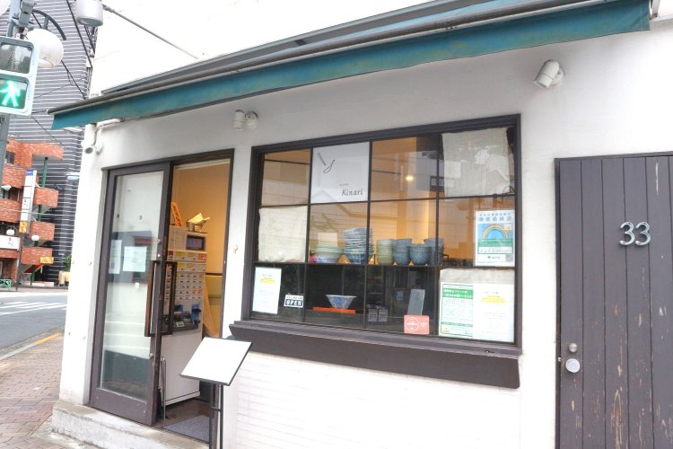 一見するとラーメン店とは思えないシンプルな店構え。