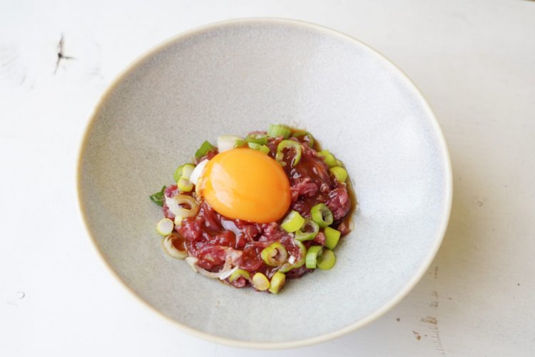 みよ、美しきユッケを！