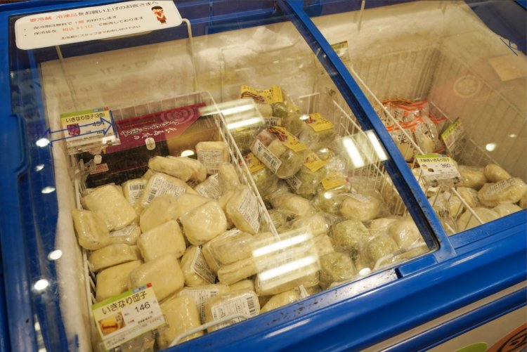 1階のど真ん中に鎮座するのは、8割がいきなり団子で埋めつくされた冷凍庫。