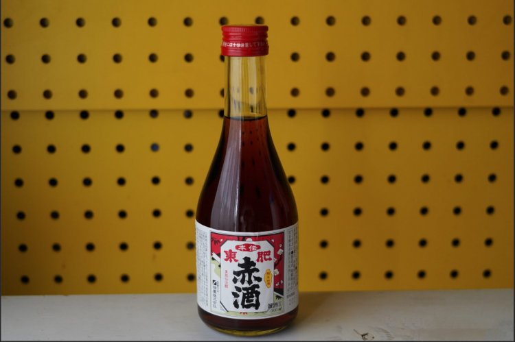 こちらが赤酒。一升瓶のサイズもあったが、試しにミニサイズを入手してみた