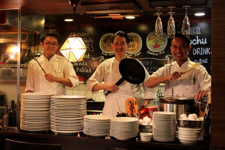 ノリの良いスタッフの皆さん。右が椿さん。