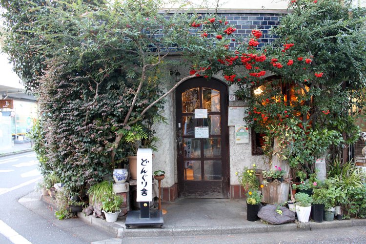 取材時は南天の実が店頭を彩るポイントになっていた。