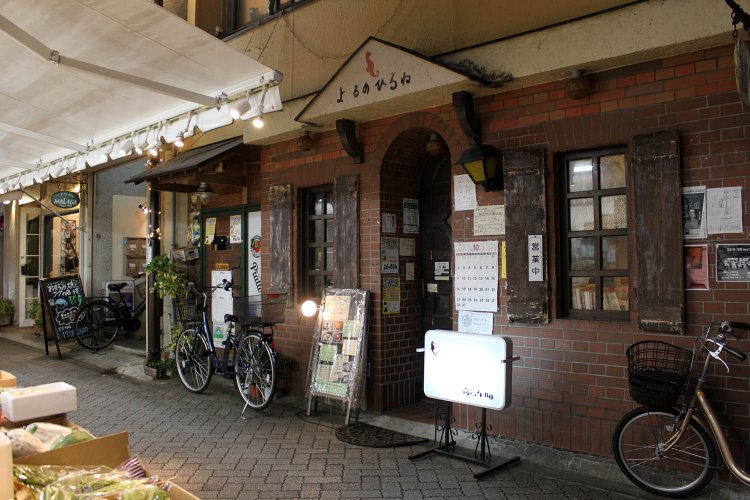 夜のとばりが下りる頃、営業開始。