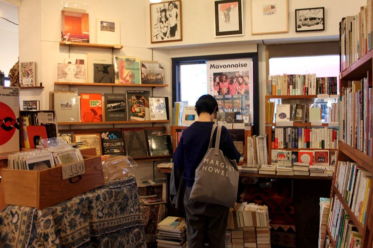 入り口近くの棚には入荷したばかりの本が並ぶ。