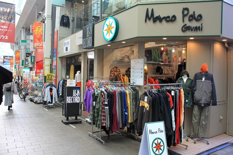 高円寺パル商店街には古着店が多数。