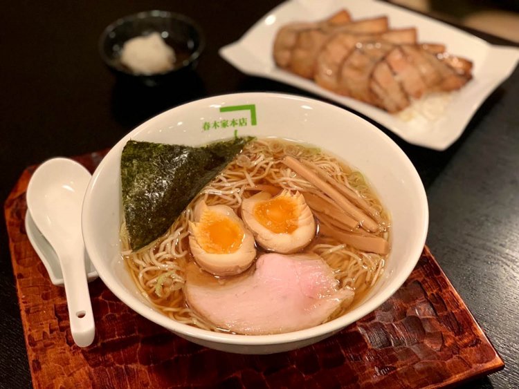 中華そば720円、煮卵100円と大根おろしで食べる炙りチャーシュー800円。