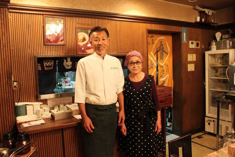 店主の古川さん（写真左）と母・喜代子さん。