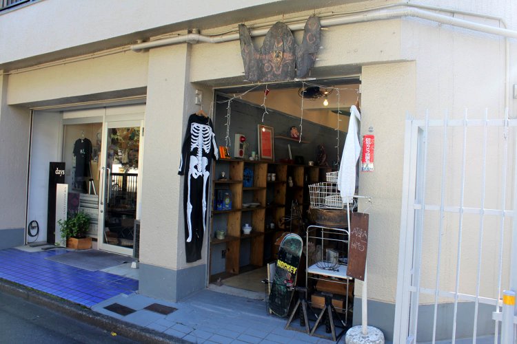 長仙寺の裏手にひっそりたたずむガレージ風の店舗。