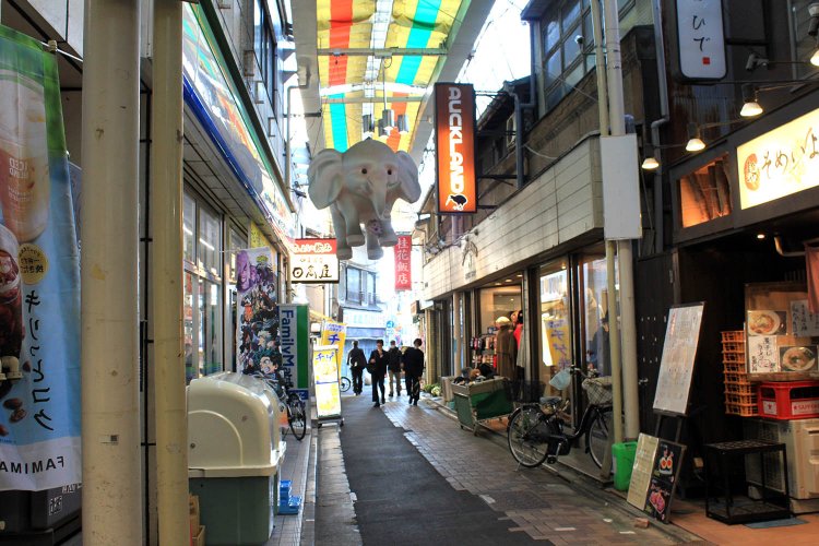 「ピンクの象」が道行く人々を見守る西荻南口仲通街。