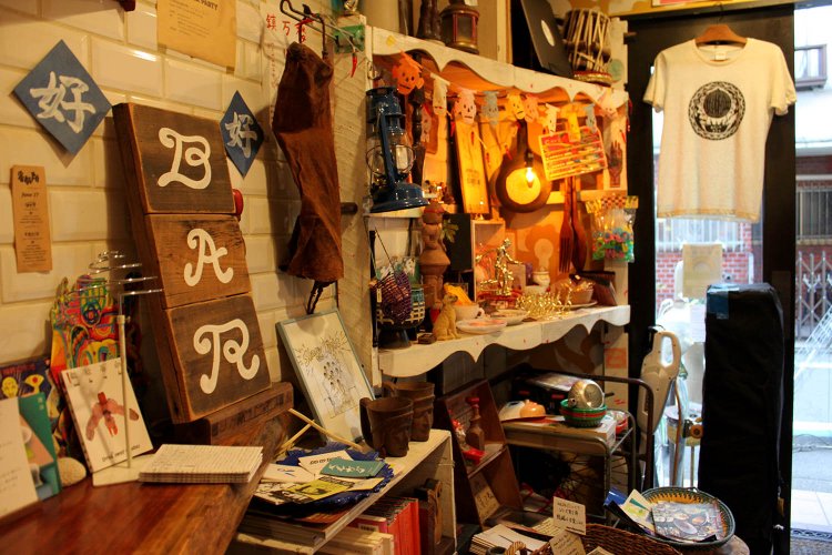 店頭では雑貨も販売されている。