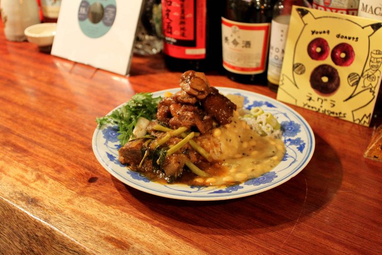 土佐食材のミールス1300円。タンドリーチキン300円を添えて。