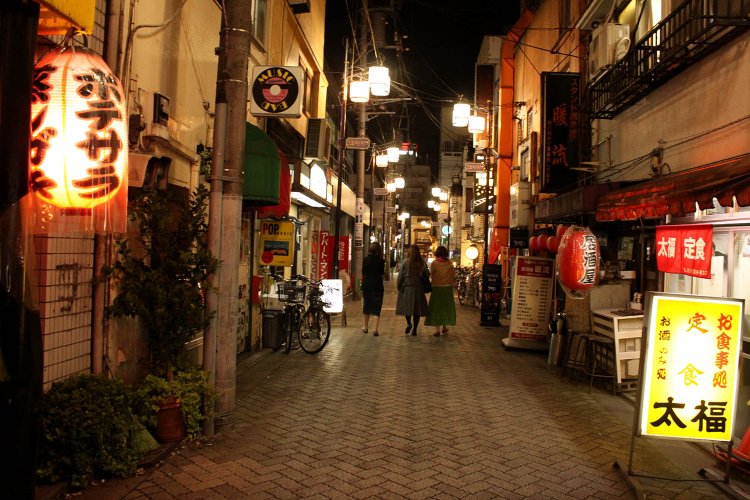 赤提灯が軒を連ねるスターロード商店街。