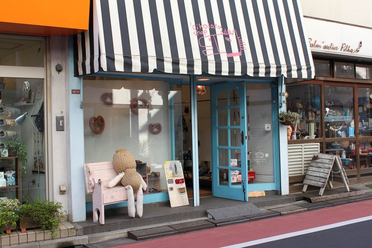 店先の椅子に腰かけるピーナッツの人形。