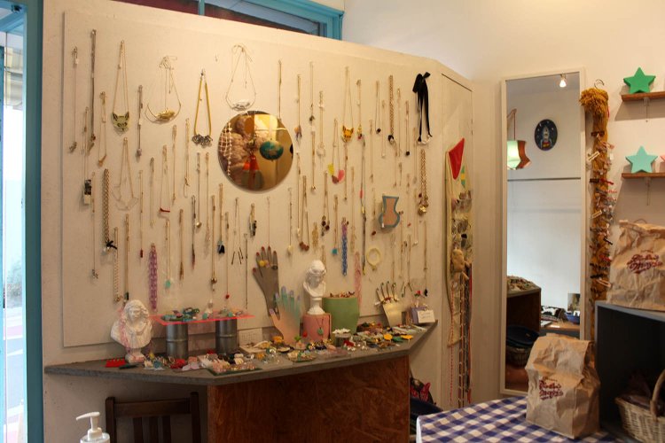 アクセサリーも手作り。一点3080円から。