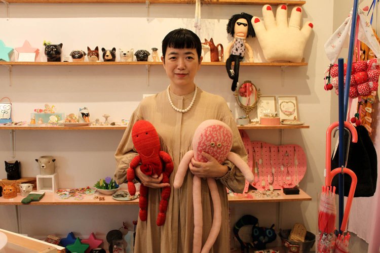 デザイナーの大石さんが抱える人形は、ウインナー5500円に霜降り肉6600円。