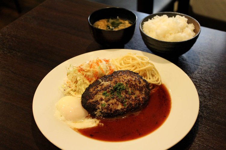 ランチメニューのハンバーグステーキ980円。温玉は別途100円。