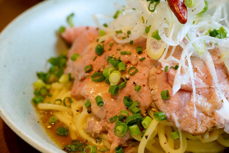 自家製ドレッシングとポン酢がかけられるのが独特。