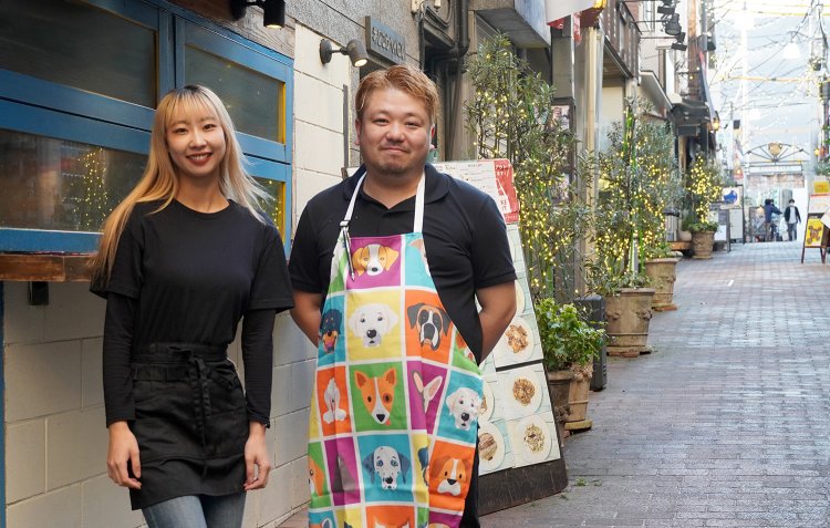 左が副店長の須藤さん。こう見えてかなりの大食いという。