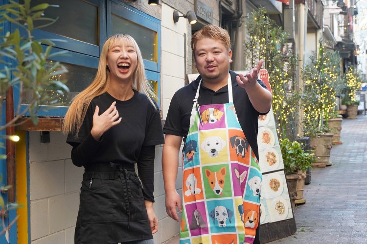 写真を撮る間も冗談をいいあう。本当に楽しそう。