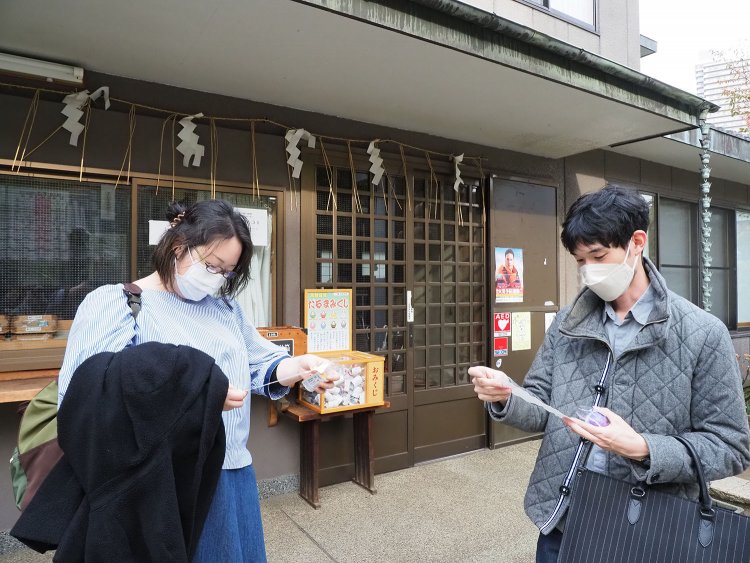 みくじの結果を読みふける。