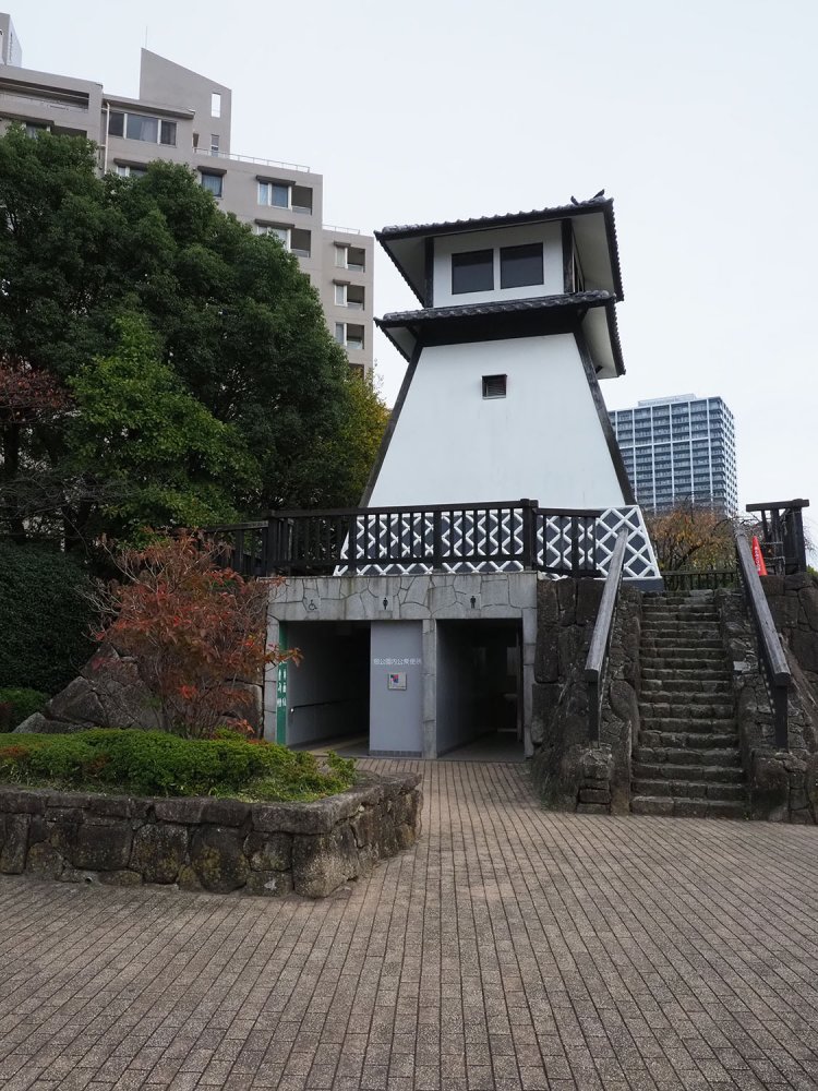 現在は下が公衆トイレになっている。