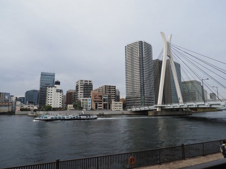 隅田川沿い。船が何度か目の前を過ぎていった。