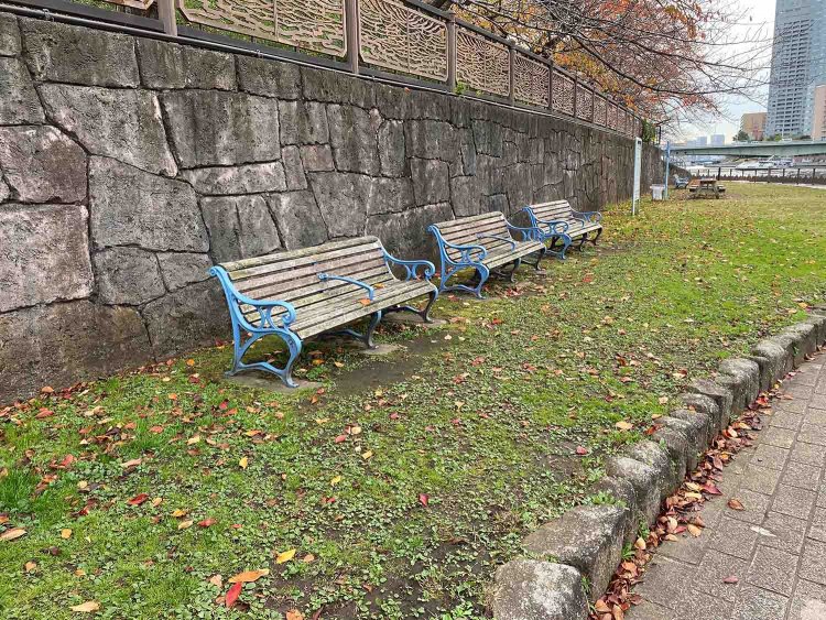 サスケの名曲を思い出しながら見つけた青いベンチ。