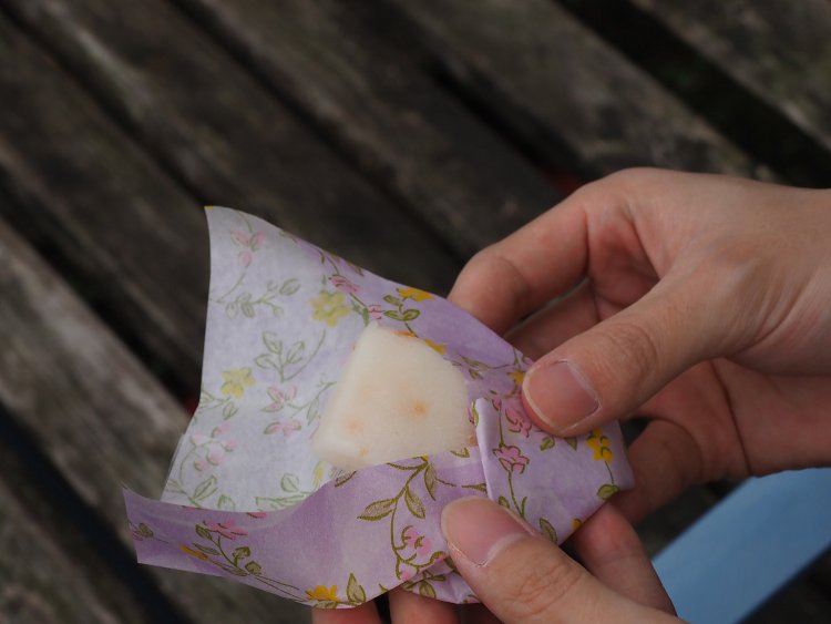草花をあしらった包装から、白く柔らかな和菓子が顔を覗かせる。