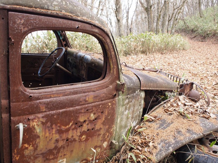右側から。アメ車なので左ハンドルである。元・軍用トラックならばわざわざ右ハンドルにする必要もないと思う。こちら側のドアにも弾痕のような穴が……。いろいろと想像してしまう。