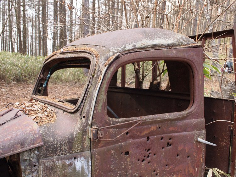 運転室部分は丸みのあるデザイン。ドアの穴は弾痕のようにも見えるがどうなのだろう。