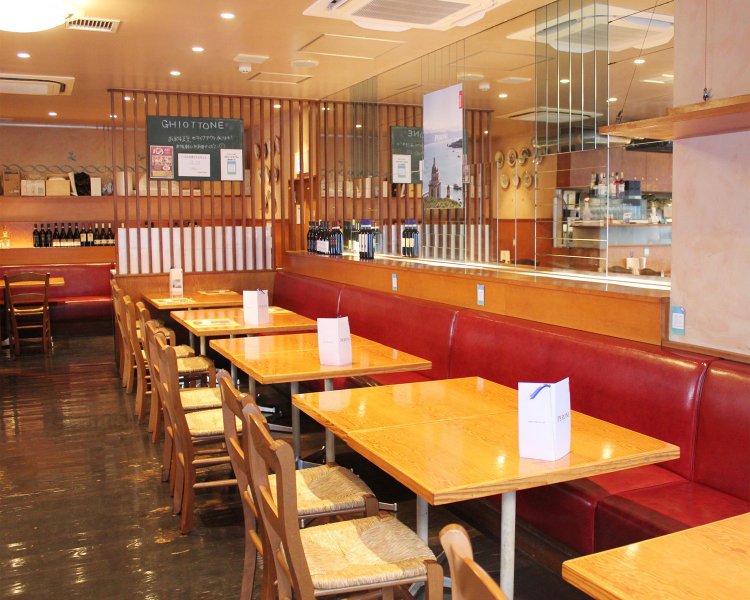 一歩入るとイタリアな店内。椅子はイタリアから直輸入。