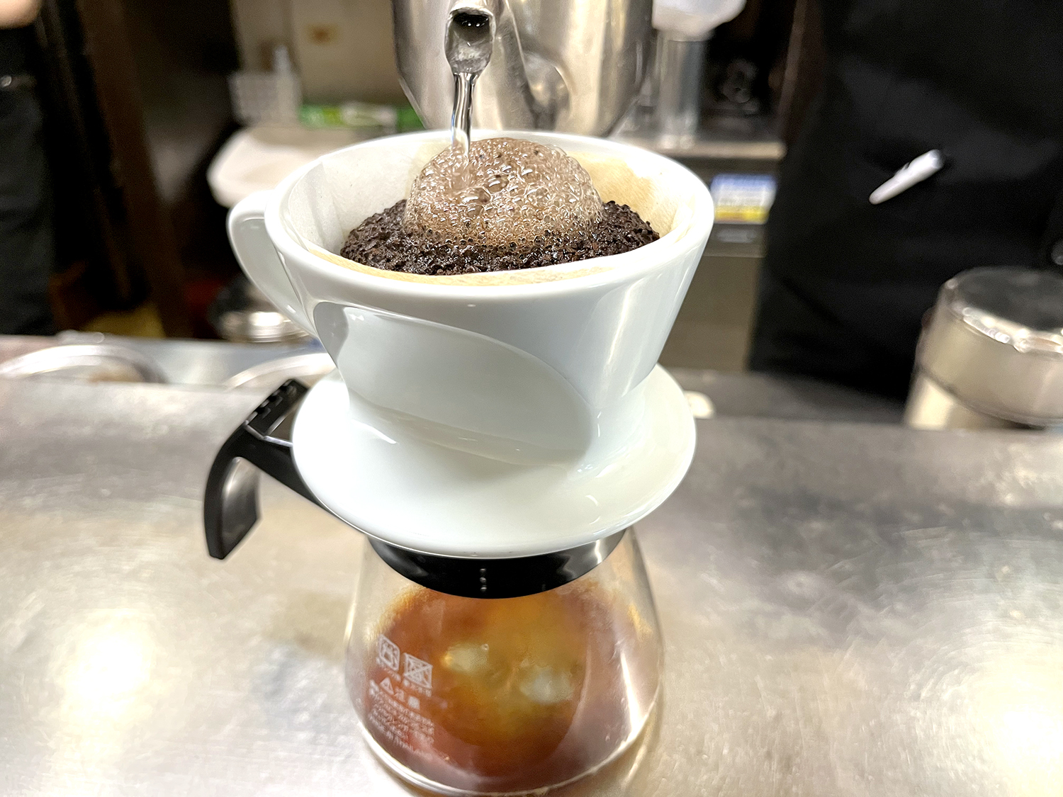 温かいコーヒーは備屋流珈琲、苦味ブレンド、本日の珈琲の常時3種類。抽出が始まると、コーヒーのいい香りが店内を包みこむ。