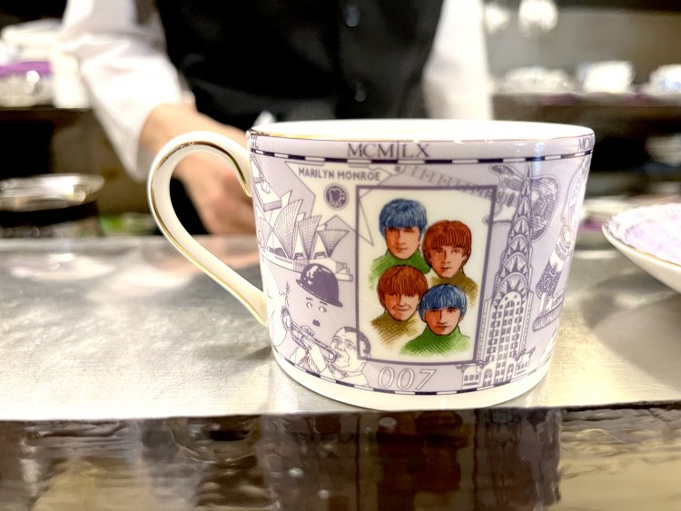 ビートルズ風のカップに淹れていただいた。「カップはマイセンやウエッジウッドなど美術品級のものが自慢なんですけど、こういうカジュアルなものもあります（笑）」と有賀さん。