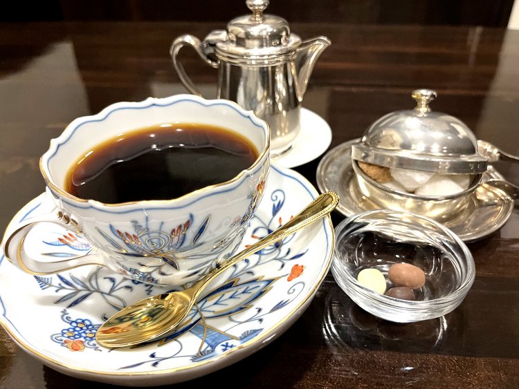 今度はマイセンの素敵なカップで。チョコでコーティングされたコーヒー豆のお菓子も付く。