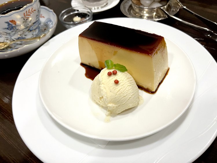 プリンとカラメルソースとのコントラストが美しい。バニラアイスが添えてある。