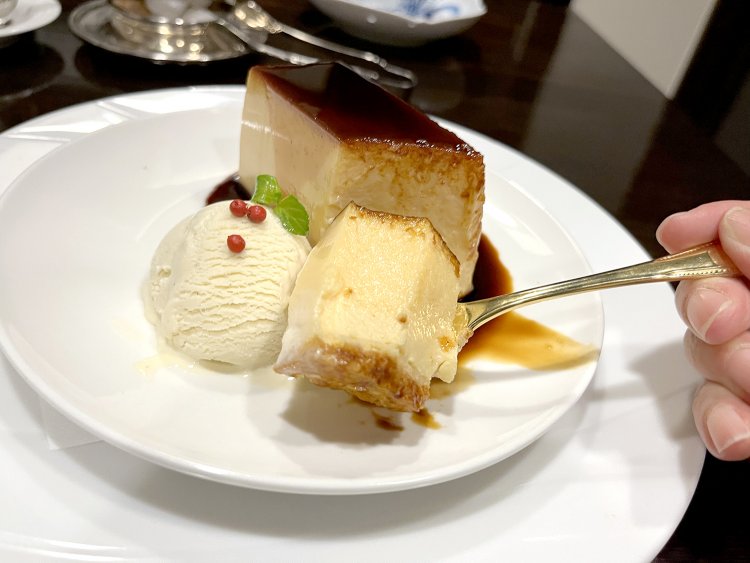 よく見ると底からスポンジ、ミルキーなプリン、卵プリンの3層になっている。