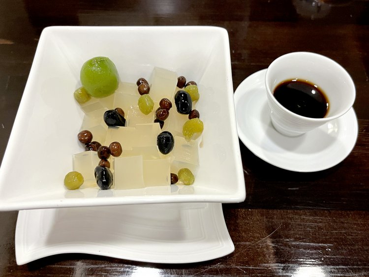 黒豆、赤えんどう豆、うぐいす豆の3種が散りばめられている。「よく間違えられるんですが、黒い液体はコーヒーじゃなくて黒蜜ですよ（笑）」。