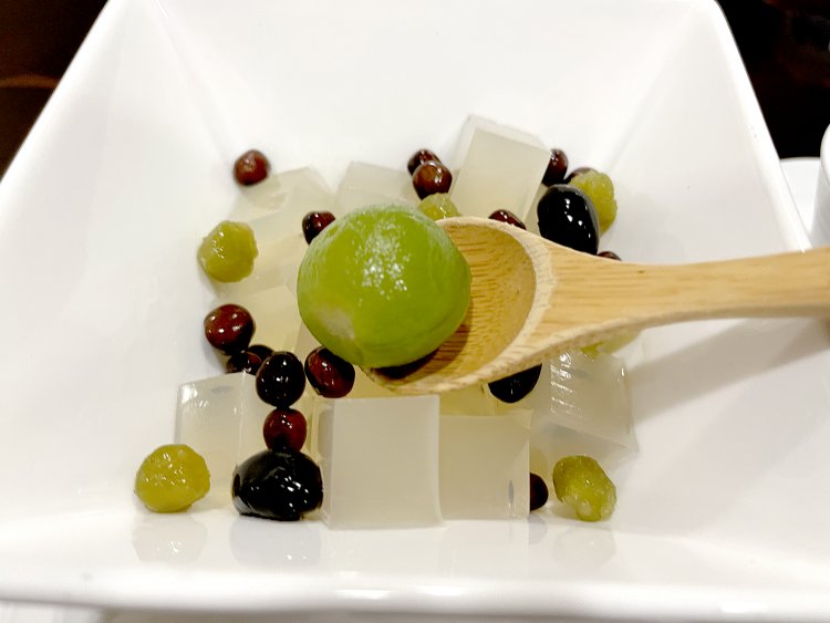 サイズから見て青梅かなと思ったらなんと摘果した若桃なのだそう。「甘露煮にしてあります。食べるとちゃんと桃の味と香りがするんです」。