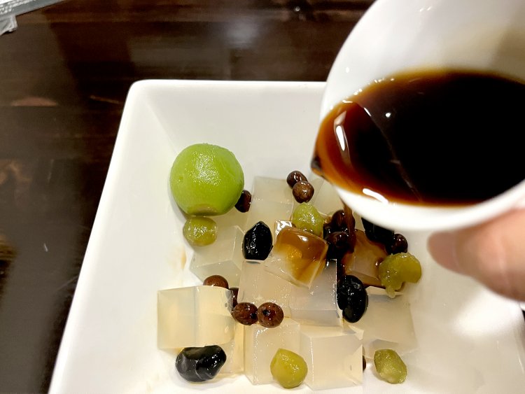 手作りの黒蜜はあっさりテイスト。たっぷりかけて食べる。