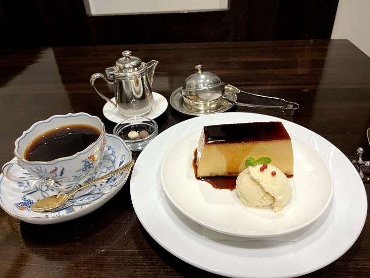 バニラカスタードプリン800円にけーきせっとにするとプラス450円でドリンクが付く。