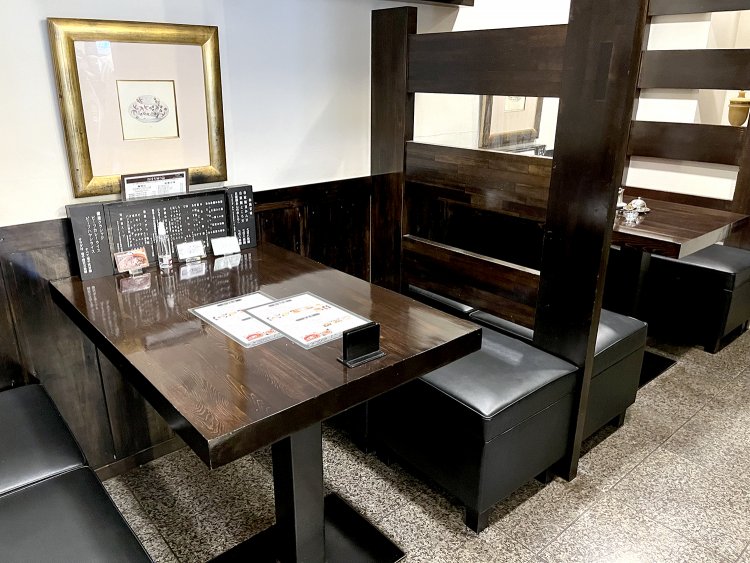 ゆったり座れるテーブル席も完備。