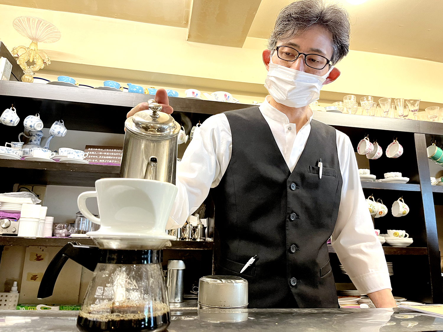 チーフマネージャーの有賀孝行さん。「コーヒーはカリタの陶器フィルターでペーパードリップしています」。