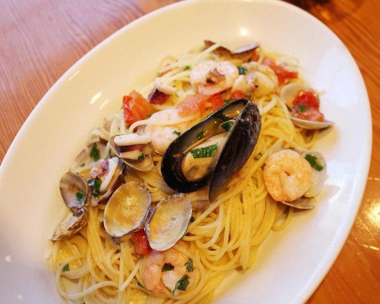 人気ナンバーワンのペスカトーラ。ランチではサラダが付いて1050円。